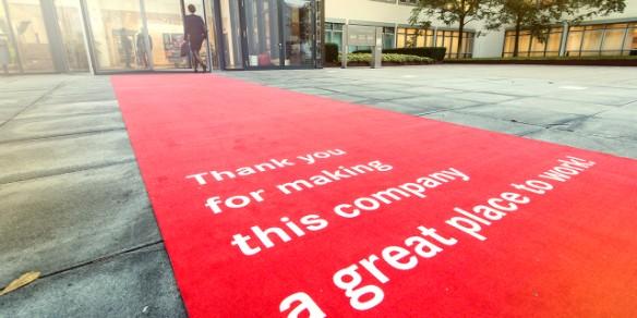 Roter Teppich vor Firmengebäude