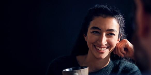 Lächelnde Frau mit Kaffeetasse