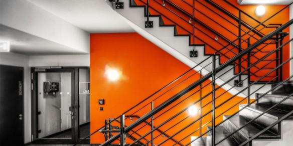 Treppenaufgang modern orange